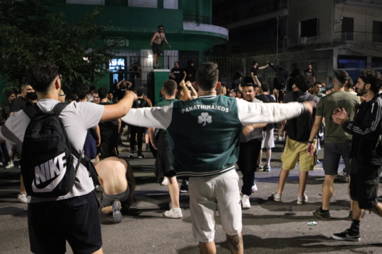 Οπαδοί του Παναθηναϊκού πανηγυρίζουν ξανά μετά από 13 χρόνια, την κατάκτηση της Ευρωλίγκας